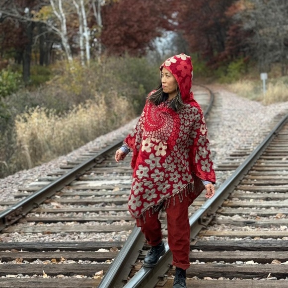 Himalayan Yak wool poncho, handmade in Nepal. Hooded and front pocket. - Picture 2 of 11